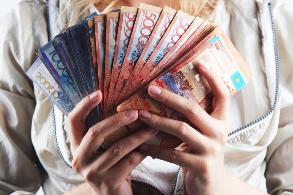 Лишь каждая восьмая семья в Казахстане имеет доход выше 500 тысяч тенге