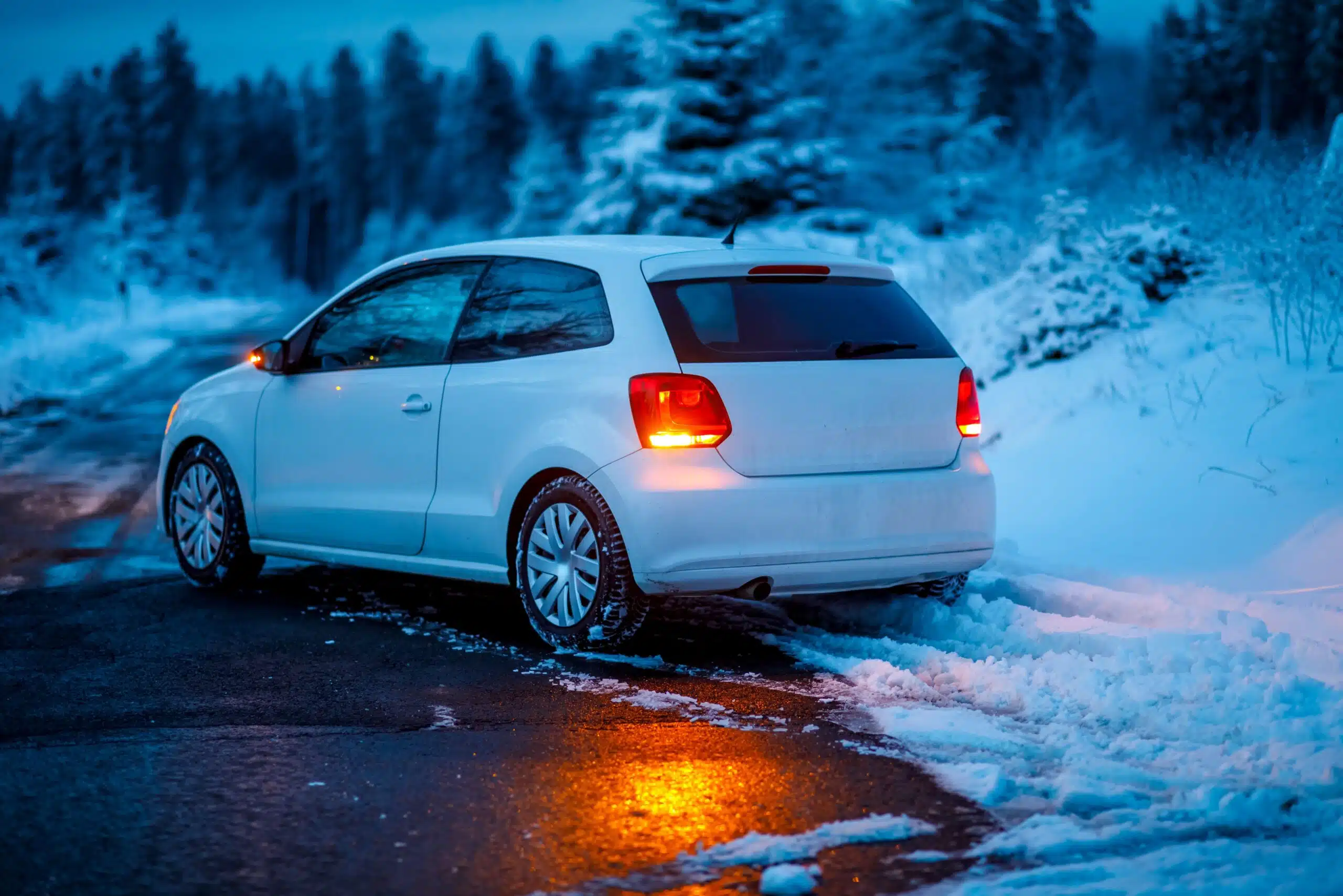 Машина застряла в снегу в Акмолинской области