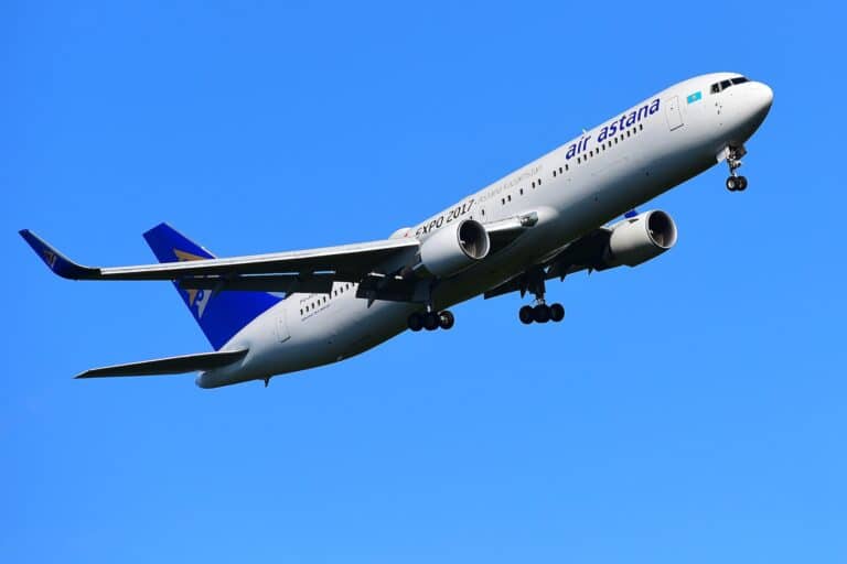 Самолет Air Astana подал сигнал бедствия из-за задымления в салоне