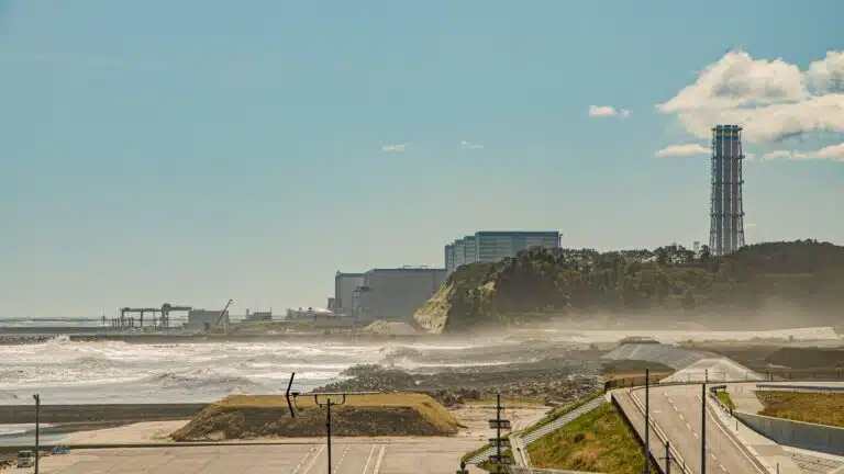 Фукусима АЭС-індегі апатқа 15 жыл өткенде: Жапония атом реакторын қайта іске қосады