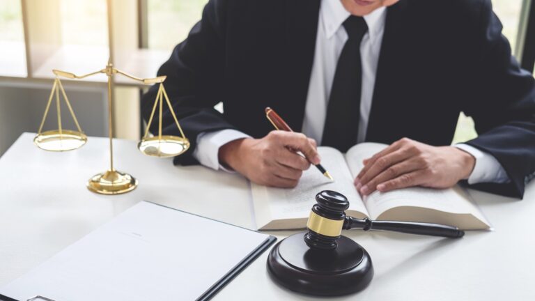 Шымкентте 12 жеке сот орындаушысы лицензиядан айырылды