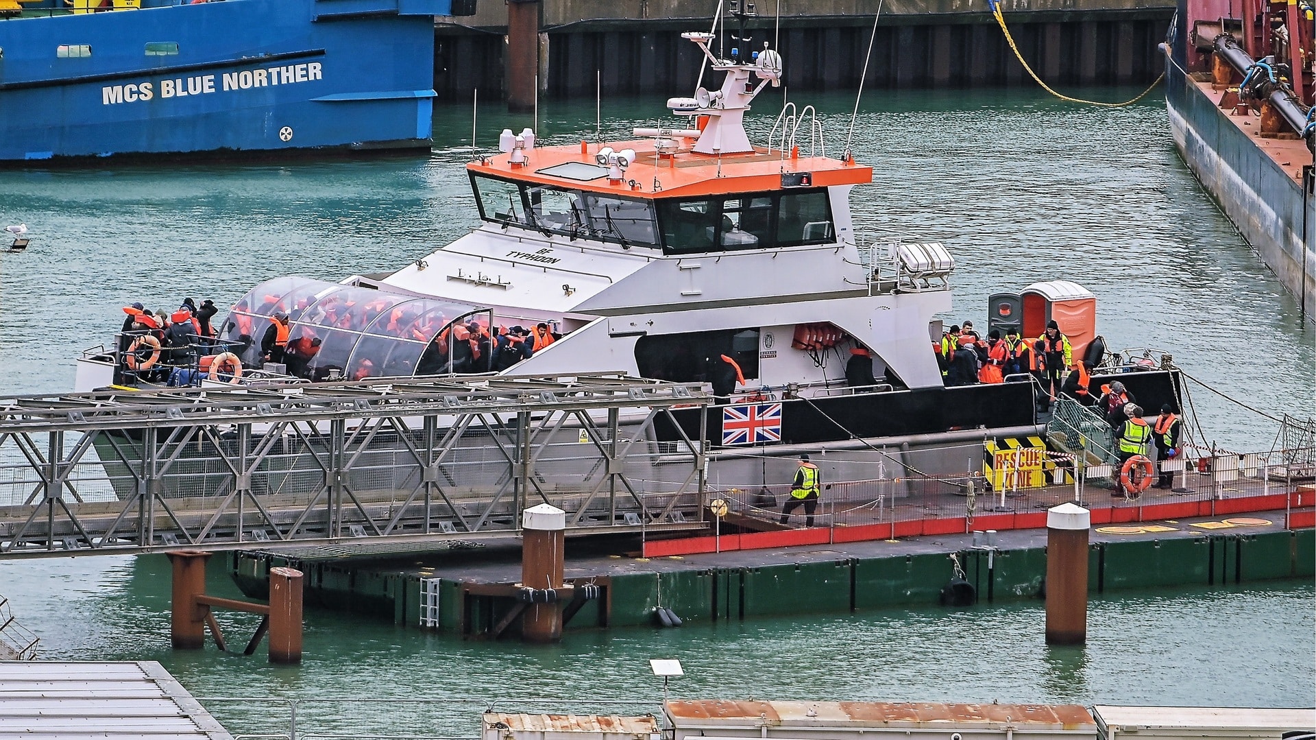 Ұлыбритания заңсыз еңбек мигранттары мінген кеме