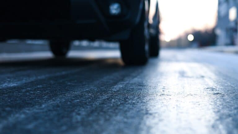 Ақтөбеде автобус аударылып, бес адам қаза тапты