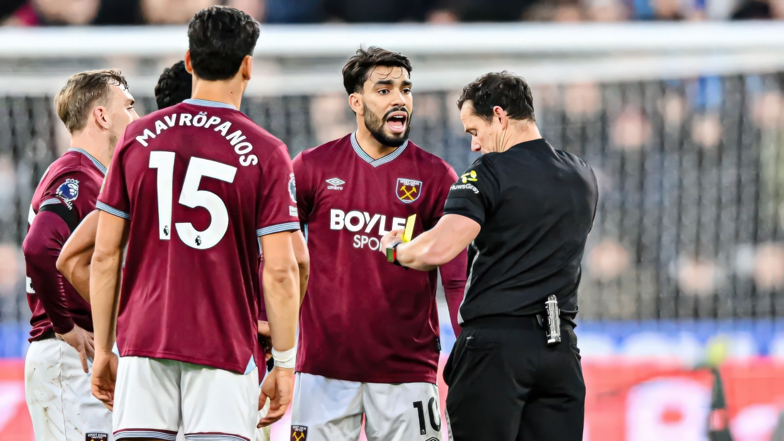 Накануне в матче 13-го тура Английской Премьер-лиги полузащитник «Вест Хэма» Лукас Пакета заработал удаление за споры с арбитром. Ранее он подозревался в намеренном получении предупреждений с целью влияния на рынок ставок.