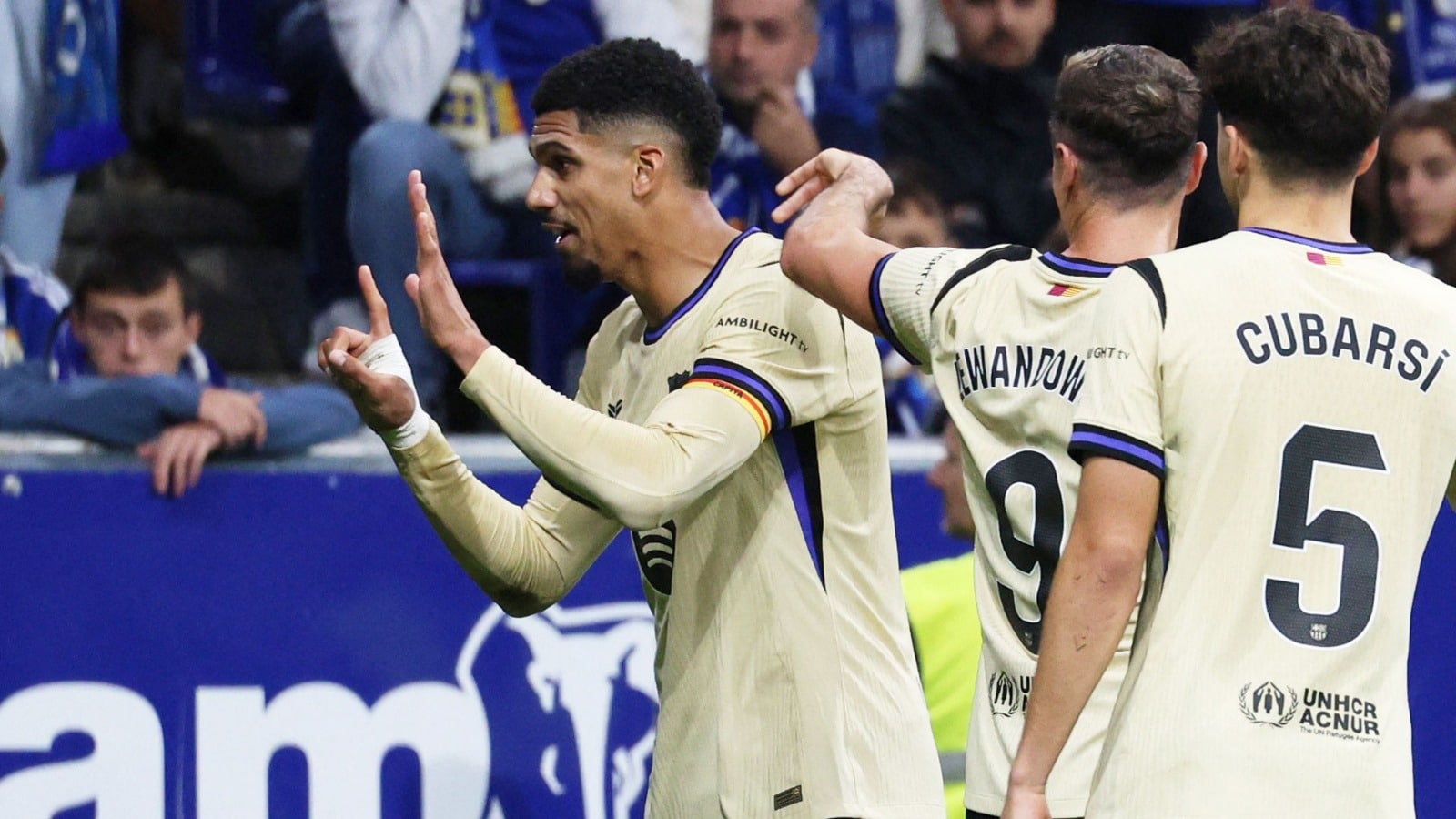 Защитник «Барселоны» Рональд Араухо попросил руководство клуба предоставить ему время для ментального восстановления. 26-летний уругваец столкнулся со шквалом критики после удаления в матче Лиги чемпионов против «Челси» (0:3). 