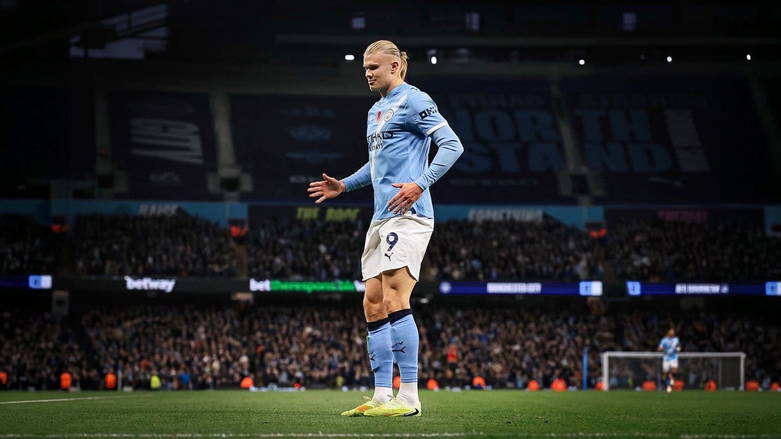 Форвард «Манчестер Сити» и сборной Норвегии Эрлинг Холанд сравнялся с Ламином Ямалем из «Барселоны» и стал самым дорогим футболистом в мире. Специализированный портал Transfermarkt оценивает нападающего в 200 млн евро.