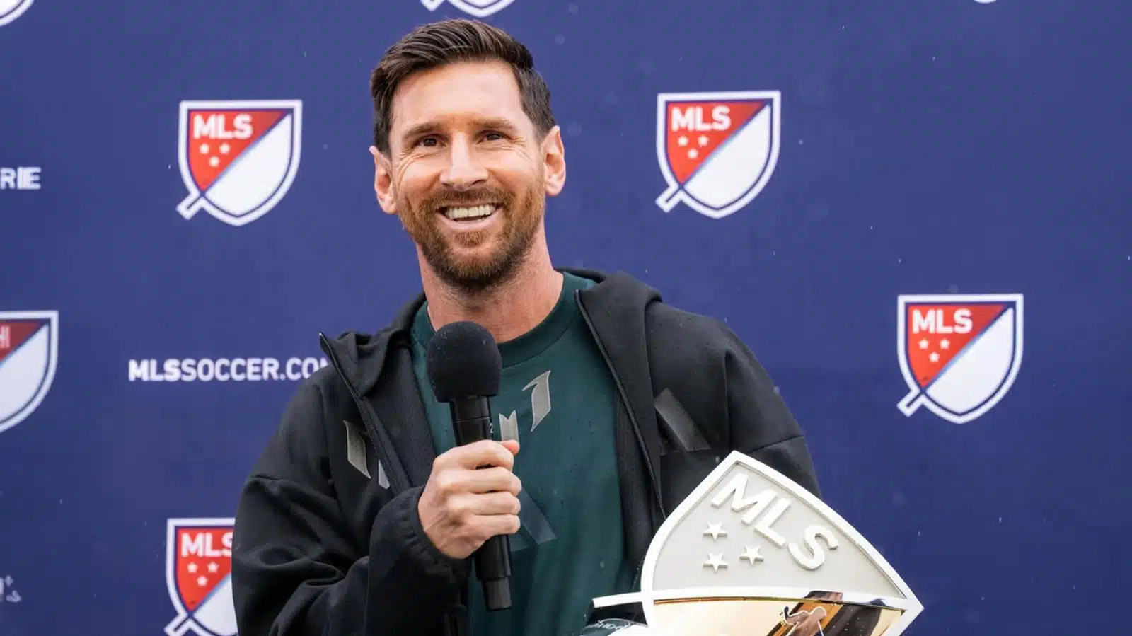 Аргентинский нападающий «Интер Майами» Лионель Месси признан самым ценном игроком сезона МЛС-2025. Он стал первым игроком в истории лиги, выигравшим награду MVP два года подряд