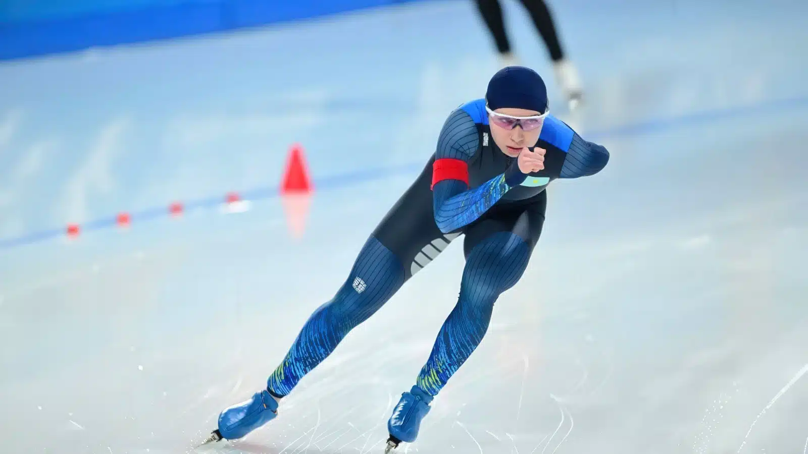 В минувшие выходные казахстанские конькобежцы выступили на четвертом этапе Кубка мира-2025/26 в Норвегии. Надежда Морозова выиграла серебряную медаль, а Евгений Кошкин, Кристина Силаева и Елизавета Голубева попали в десятку лучших на отдельных дистанциях. Сборная Казахстана добыла 11 квот на Олимпийские игры в Италии