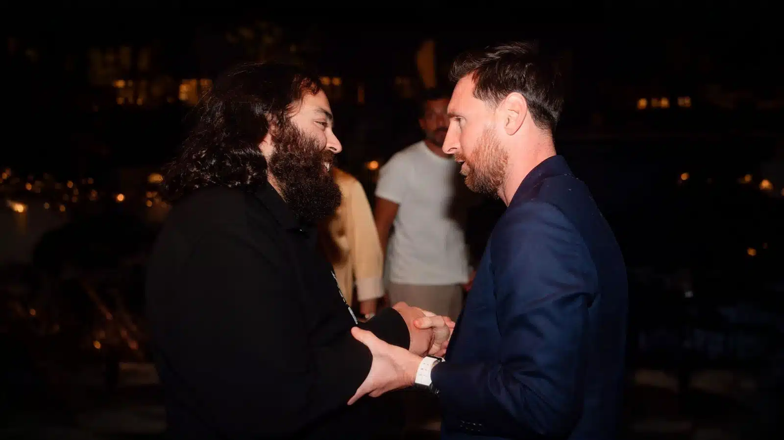 Во время тура в Индию Лионель Месси получил редкий подарок. Миллиардер Анант Амбани вручил аргентинцу часы стоимостью $1,2 млн.