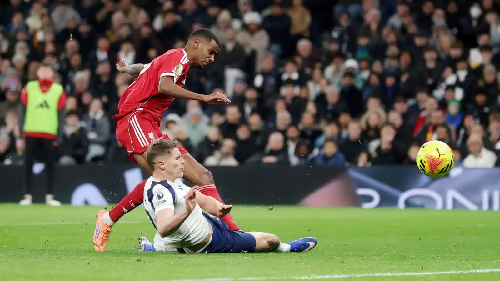 Главный тренер «Тоттенхэма» Томас Франк выступил в защиту своего подопечного Микки ван де Вена после критики со стороны Арне Слота. Накануне наставник «Ливерпуля» раскритиковал защитника за подкат, который привел к тяжелой травме Александера Исака, назвав его «безрассудным».