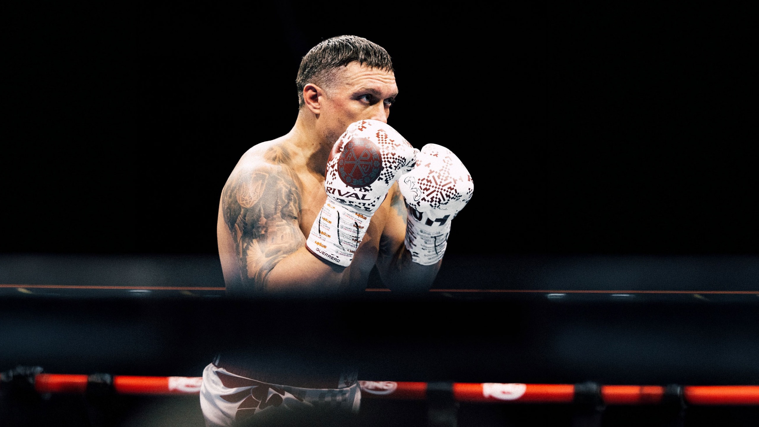 Непобежденный чемпион мира по боксу в тяжелом весе (свыше 91кг) по версиям WBC, IBF, WBA Super, и The Ring Александр Усик вновь возглавил рейтинг Pound-for-Pound (вне зависимости от весовой категории) от журнала The Ring.