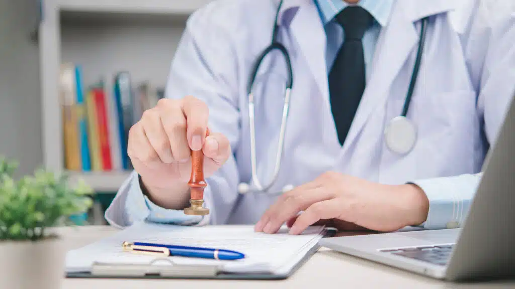 Казахстанцев обяжут получать в России медсправки в течение месяца под угрозой штрафов/shutterstock, бильд-редактор: Серикжан Ковланбаев