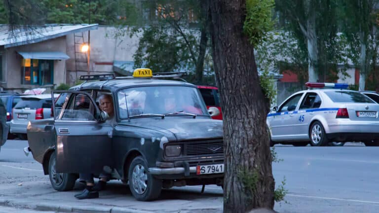 Қырғызстанда лицензиясыз такси жүргізушілеріне қарсы рейд басталады