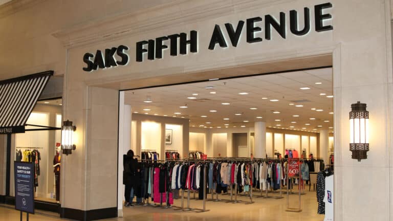 Закрывается ли люксовый бутик Saks Fifth Avenue в Алматы