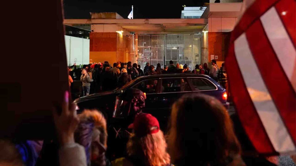 АҚШ-та полицейлер тұрғынға оқ атып, халық көшеге шықты 