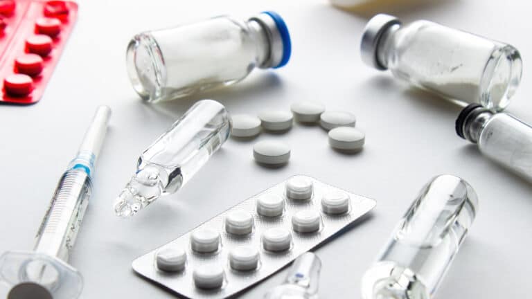 В Казахстане массово отменили НДС на лекарства и лечение