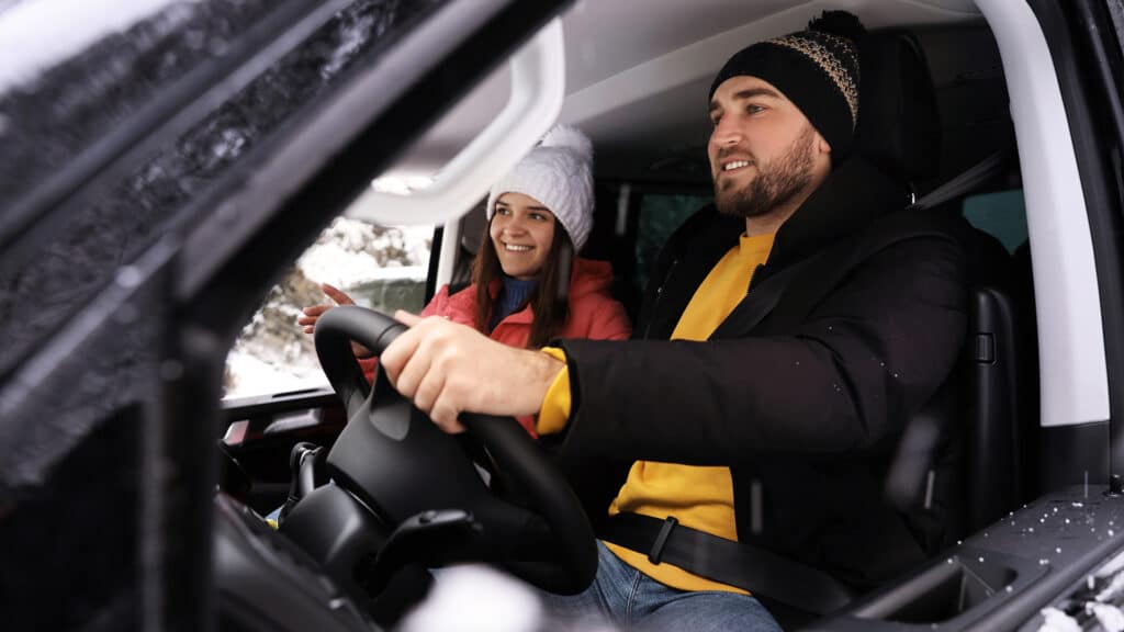 Эксперты объяснили, почему опасно ездить в пуховике в авто