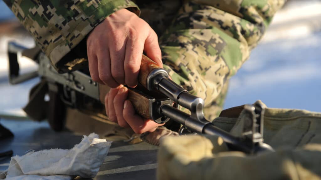 Пограничники выявили 850 попыток провоза оружия и боеприпасов в Казахстан за год