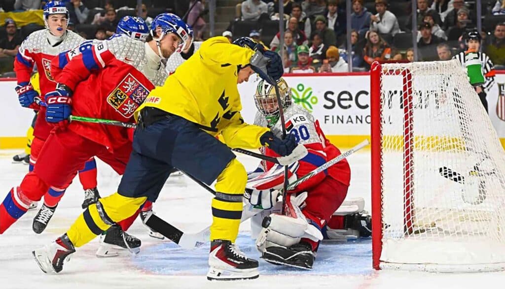 Эпизод финального матча молодежного чемпионата мира по хоккею. В атаке шведы