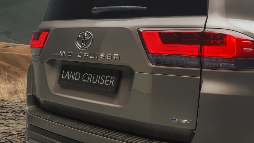 Toyota Land Cruiser 300 стал гибридом и самым мощным «Крузаком» в истории
