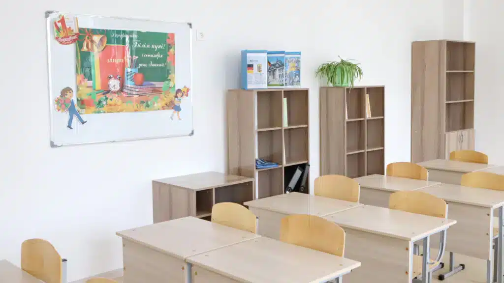 Мектеп мұғалімдерін күндіз-түні кезекшілік атқаруға мәжбүрлеген