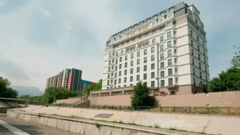 Қайрат Сатыбалды Алматыдағы қонақүй ғимаратын мемлекетке сыйға тартқан