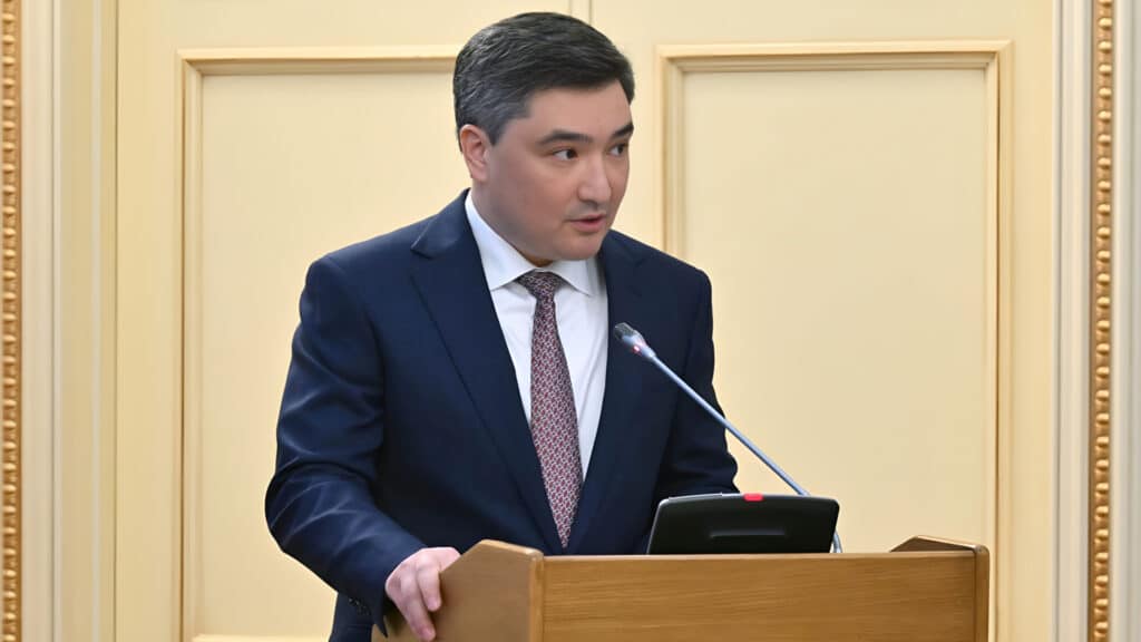 Бектенов поручил за неделю решить мошенничество в частных школах и клиниках