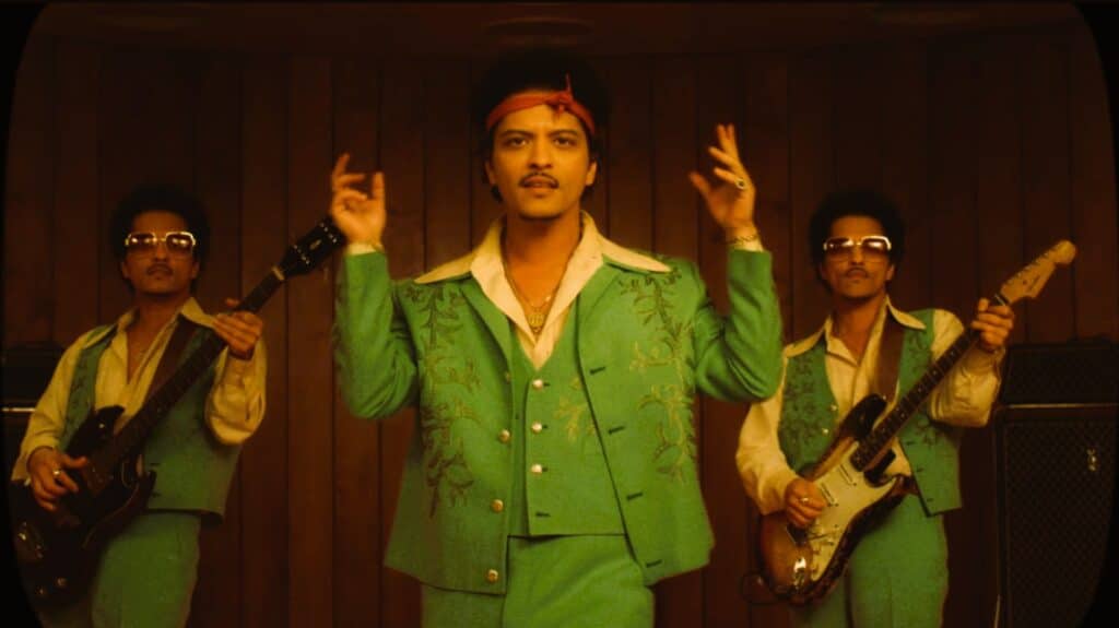 фото:  I Just Might әнінің youtube-тегі бейнеклипінен скриншот