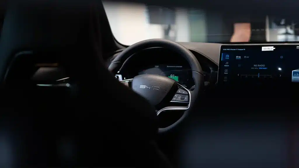 Америка жеңілді: қытайлық BYD электр көлік сатылымы жағынан Tesla-ны басып озды