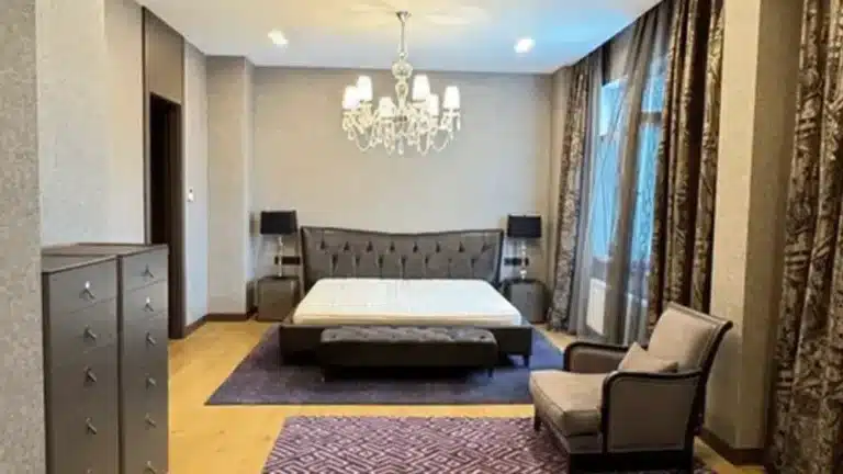 Алматыда бір бөлмелі үйге 109 адамды тіркеген үй иесі бір жылға сотталды