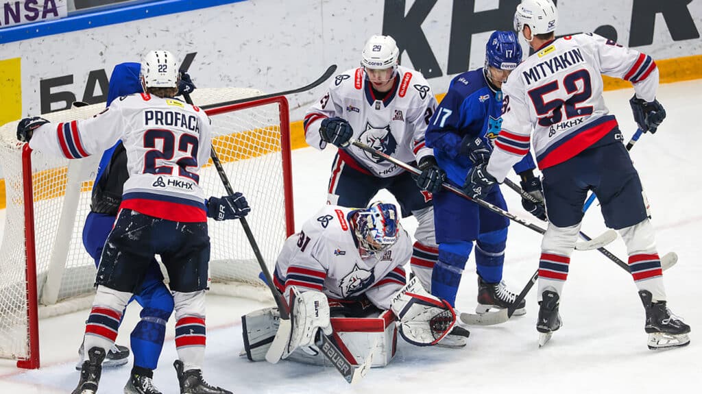 Как ни старались барысовцы, Ярослав Озолин сумел сохранить свои ворота в неприкосновенности