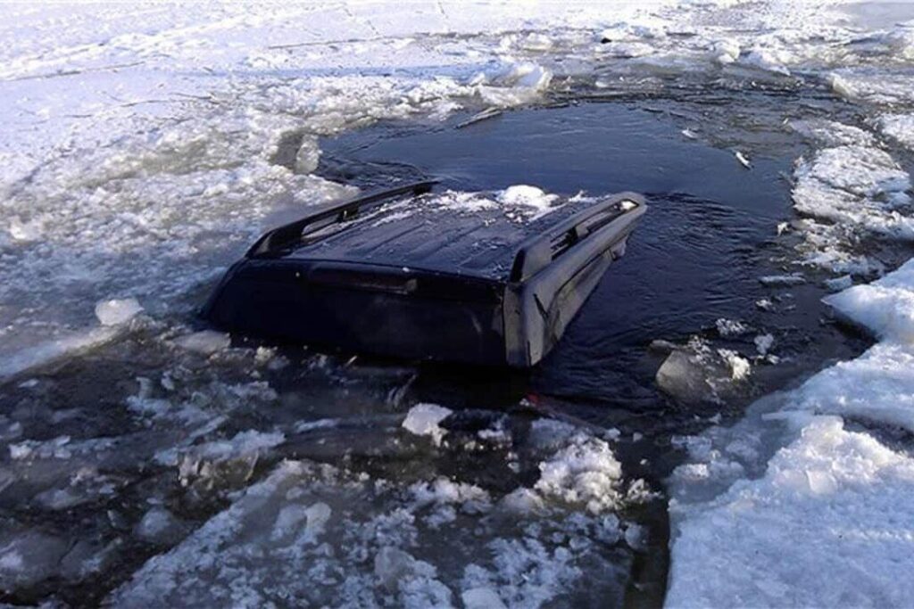 Минивэн с четырьмя рыбаками ушел под лед в Экибастузе