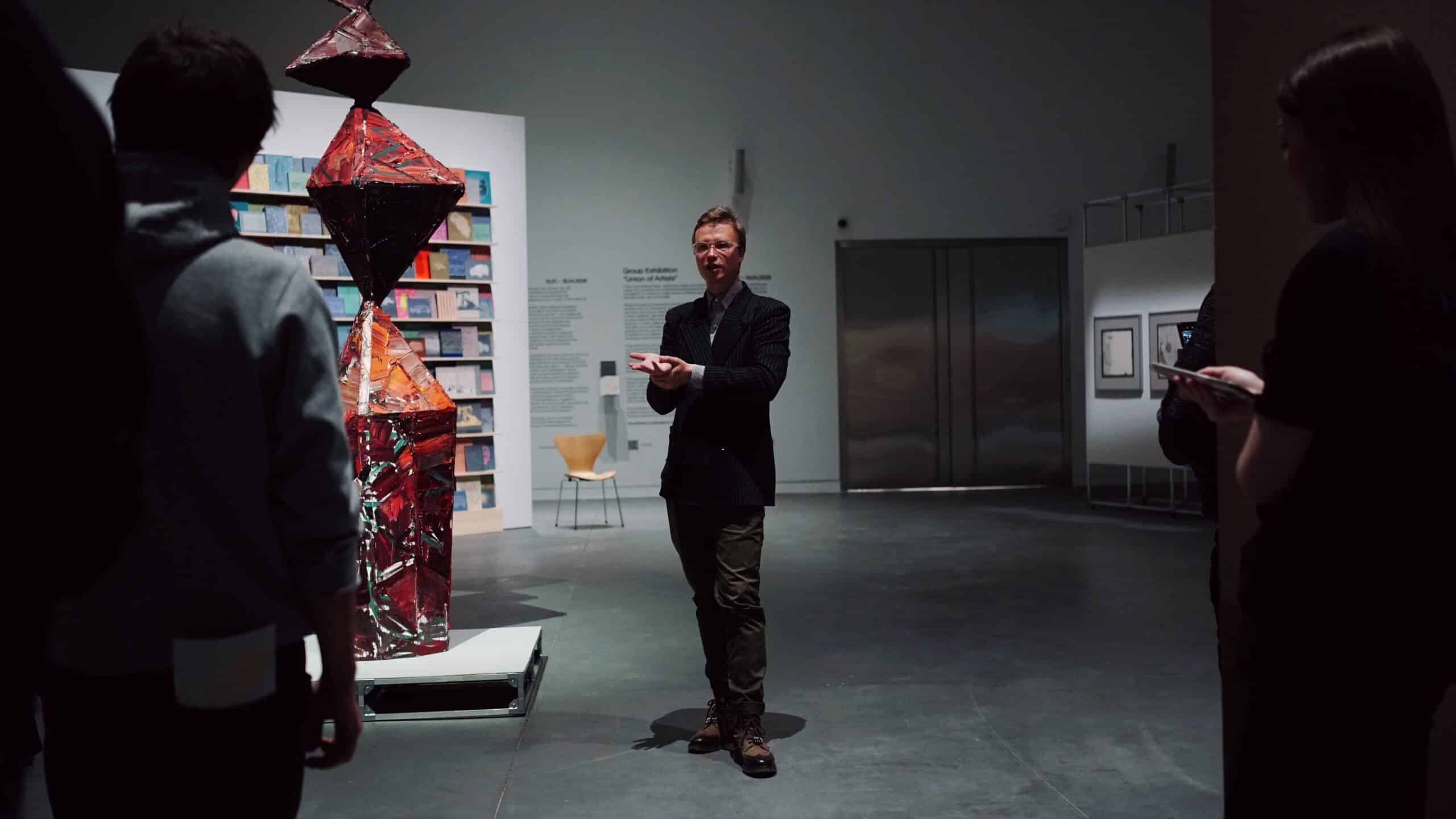 Выставка о художниках, которые жили и работали вместе открылась в «Целинном»