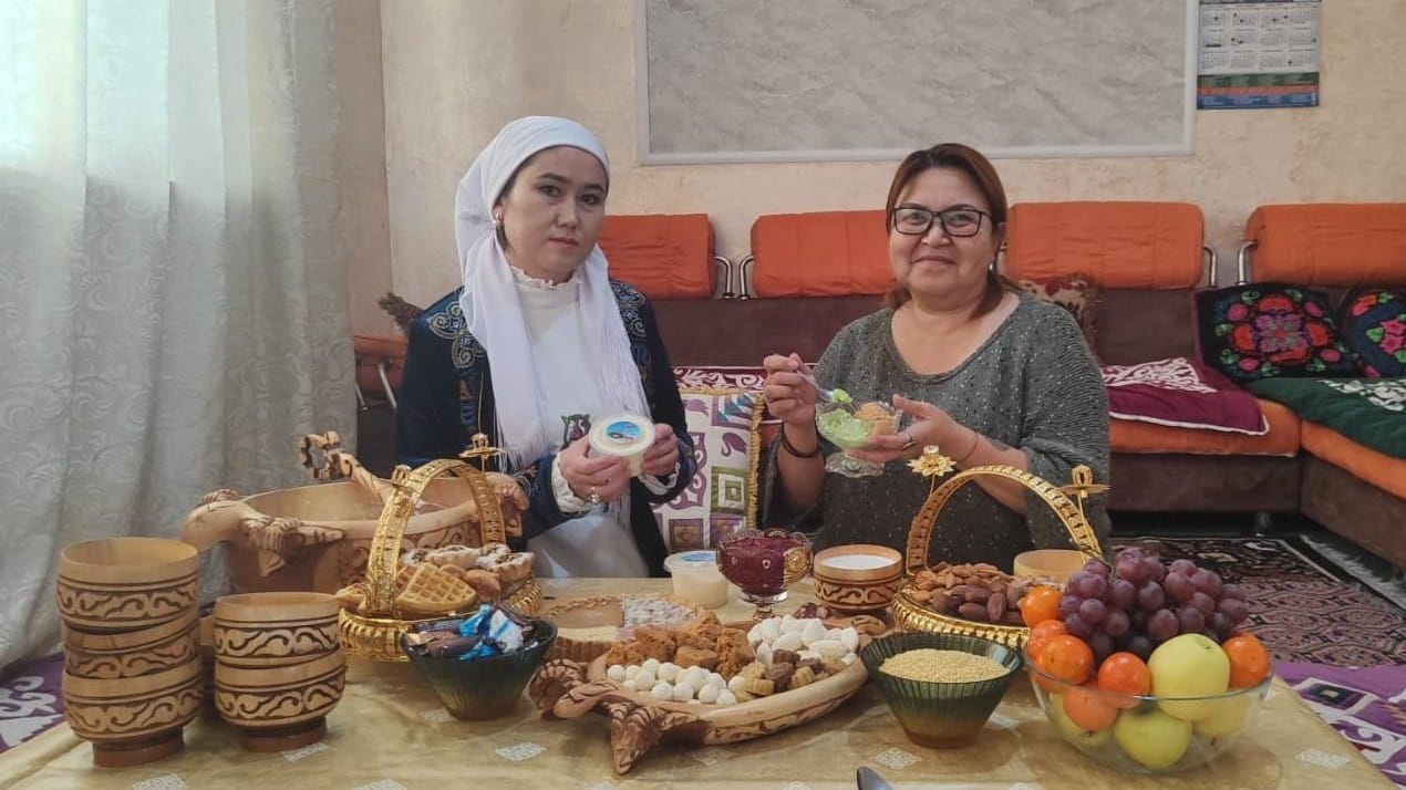 кәсіпкер Азангүл түйе сүтінен балмұздақ жасайды