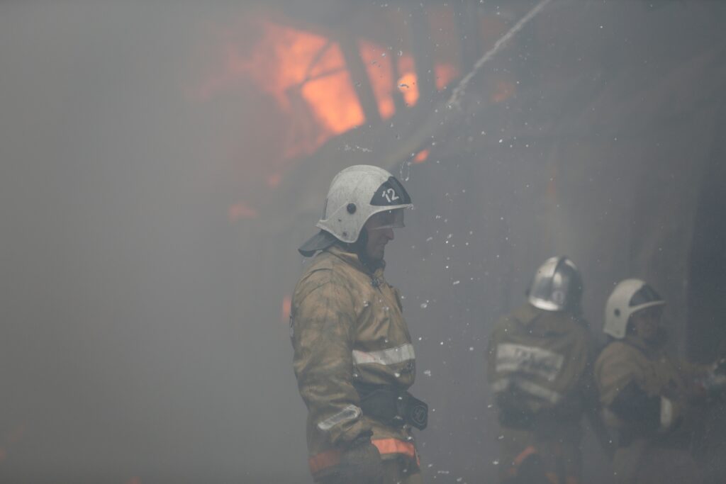 Талдықорғанда құтқарушылар бес қабатты үйдегі өрттен жеті баланы алып шықты