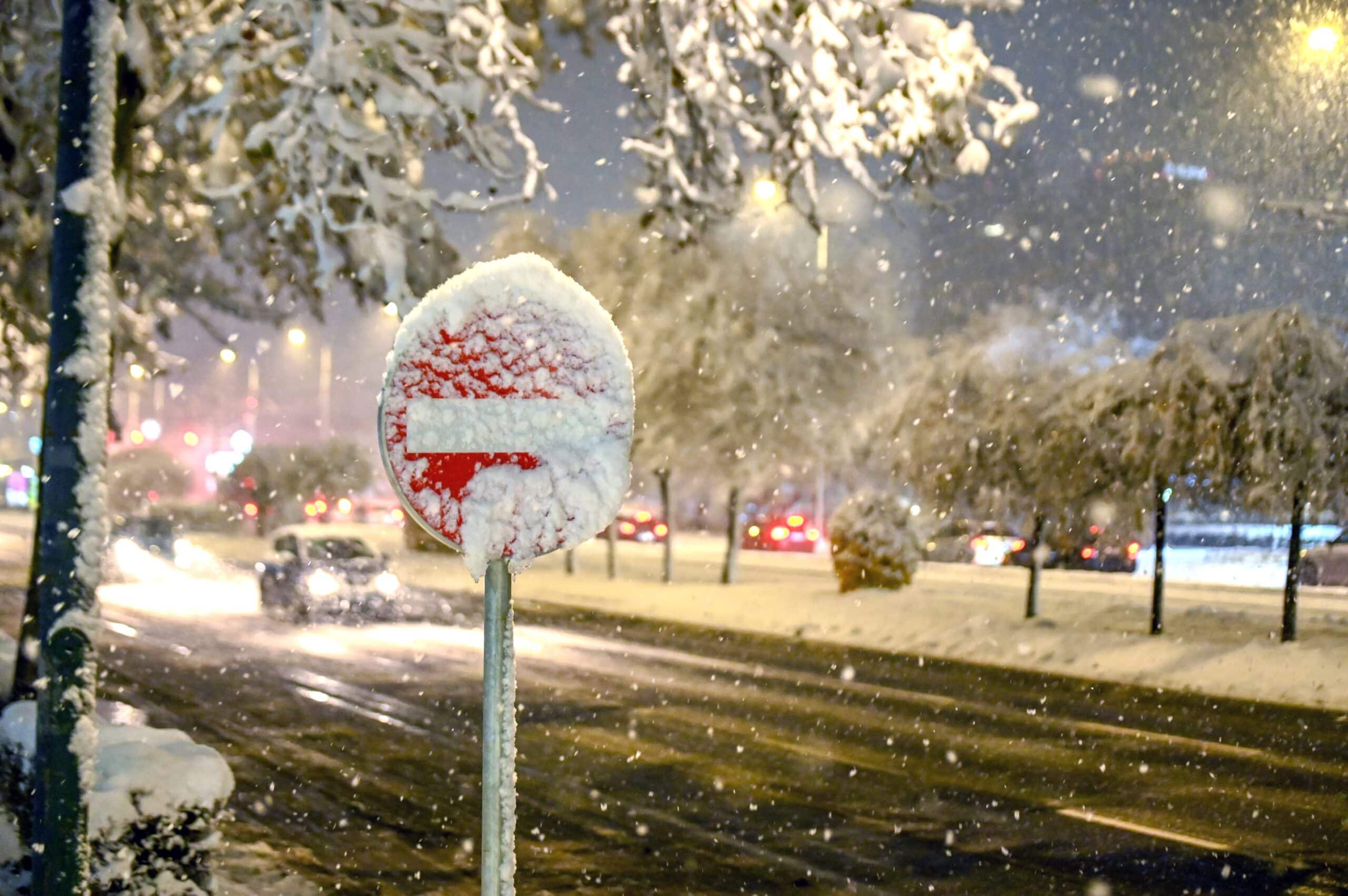 Штормовое предупреждение объявили в Казахстане