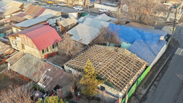 Алматыда заңсыз тұрғызылған ғимарат сот шешімімен бұзылды